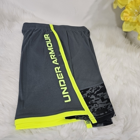Under Armour Boy's shorts,  size medium gray/green new. - Picture 7 of 12